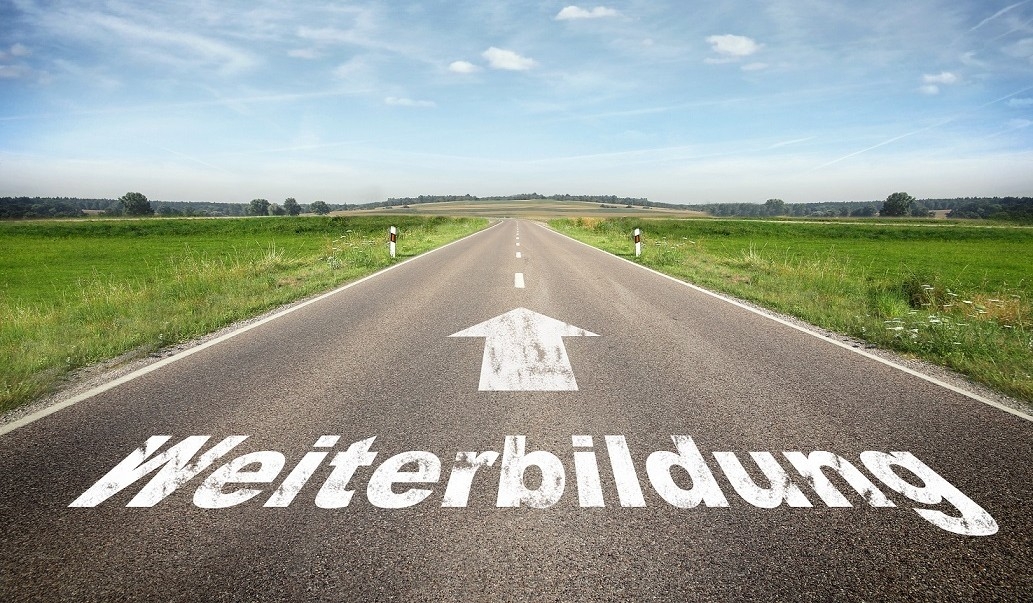 Strasse mit Pfeil nach Vorw&auml;rts mit Schriftzug Weiterbildung